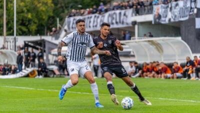 Dos jugadors de futbol disputant una pilota durant un partit, imatge il·lustrativa
