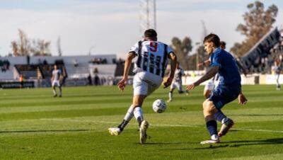 Jugadors en acció durant un partit de futbol a l'aire lliure, imatge il·lustrativa d'un torneig estiuenc